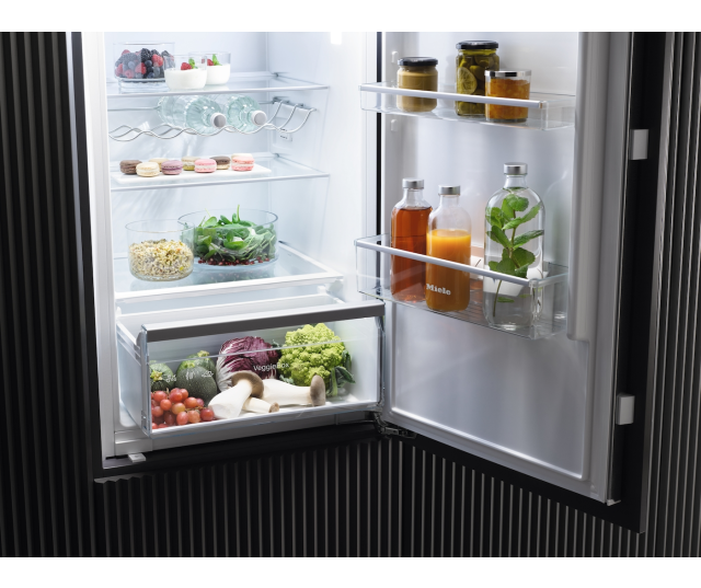 Miele K 7326 E koelkast in inbouwsituatie in donkere keuken met VeggieBox lades geopend