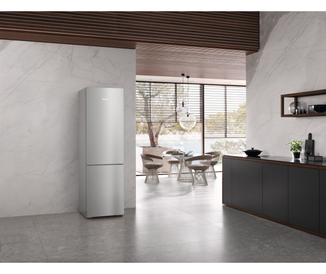 Miele KFN4395BD koelkast in moderne keukenomgeving vrijstaand geplaatst