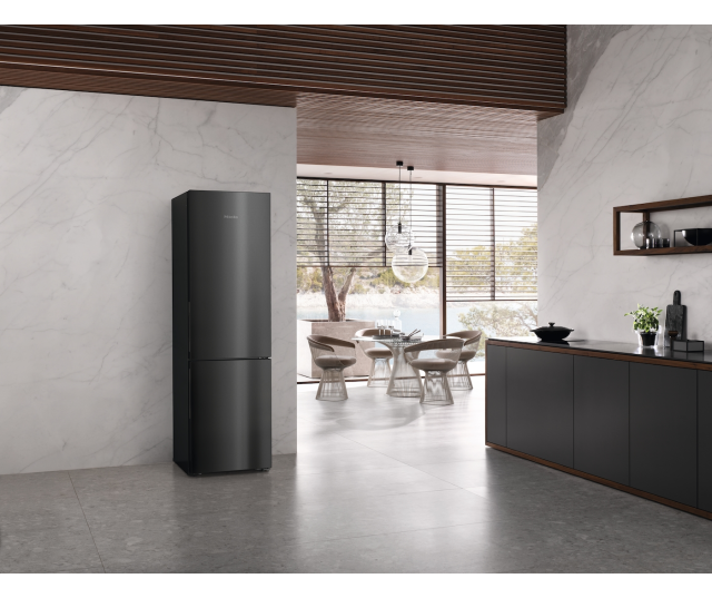 Miele KFN4898 koelkast in moderne keuken tegen marmeren wand vrijstaand