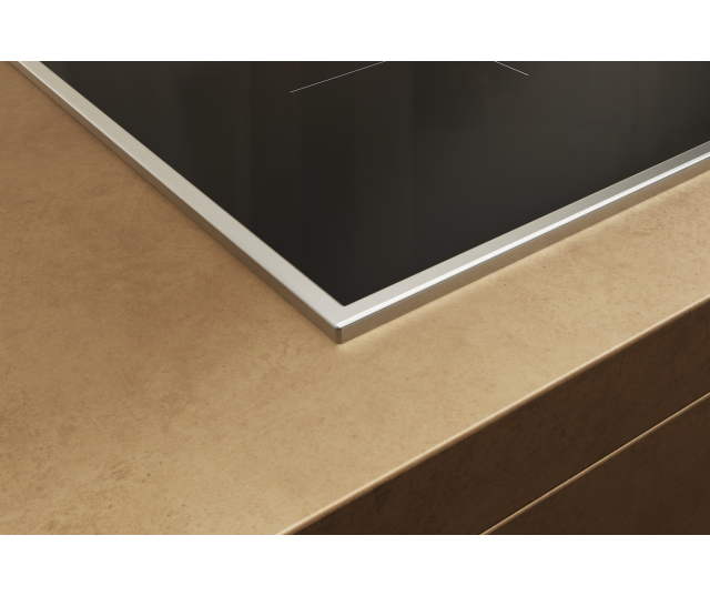 Miele KM 8484 FR inductiekookplaat inbouwdetail in keukenblad met zilveren rand