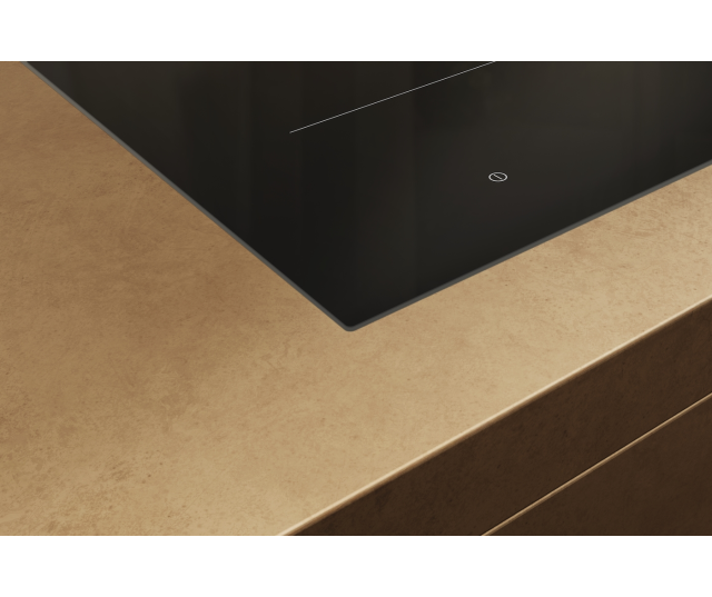 Miele KM 8565 FL inductiekookplaat schuin detail van zwarte glaskeramische oppervlak met inbouwrand boven keukenwerkblad