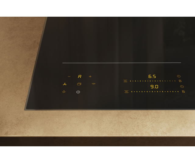 Miele KM 8565 FL inductiekookplaat perspectief vanuit keuken met vier kookzones en onderste bedieningsrij met symbolen en power display