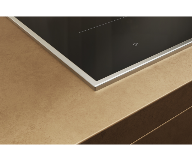 Miele KM 8565 FR inductiekookplaat geïnstalleerd in werkblad, detail van rand en oppervlak in keukensituatie