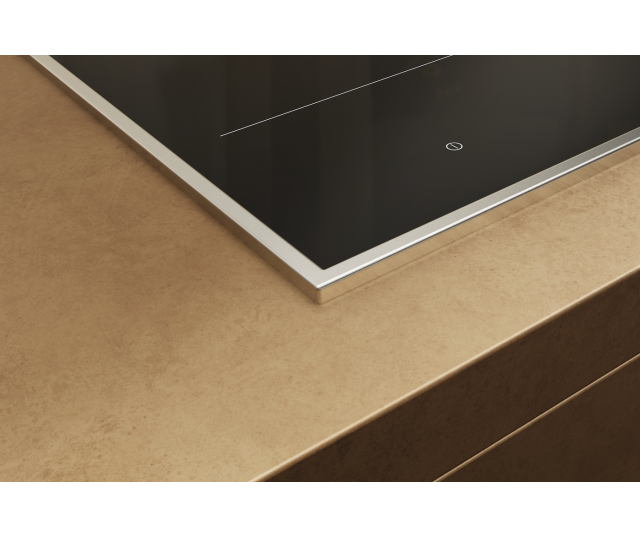 Miele KM8665FR inductiekookplaat inbouwsituatie in houten werkblad, schuine aanzicht bovenkant met zilverkleurige rand