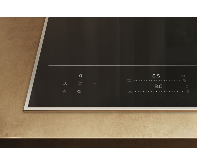Miele KM8665FR inductiekookplaat detail linkerkant bedieningspaneel met symboolknoppen en rechterkant display met vermogensindicatoren, in inbouwsituatie