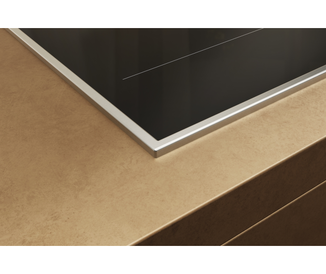 Miele KM 8684 FR inductiekookplaat hoekdetail inbouwsituatie in houten keukenwerkblad