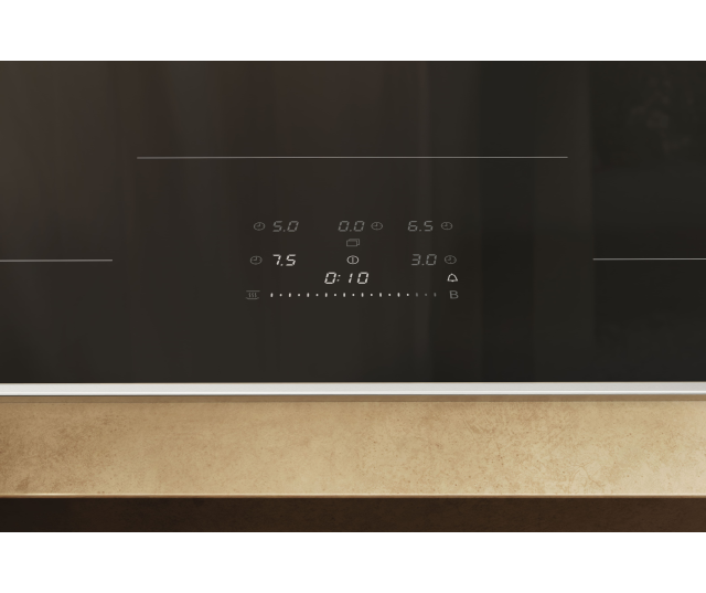 Miele KM 8684 FR inductiekookplaat bedieningspaneel met touch-controls en timer in close-up