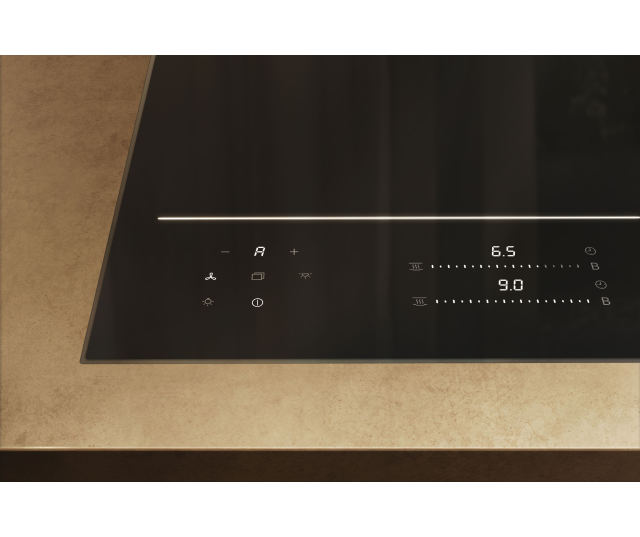 Miele KM 8765 FL inductiekookplaat frontale installatiefoto in keukenwerkblad met zijkant en bedieningspaneel zichtbaar