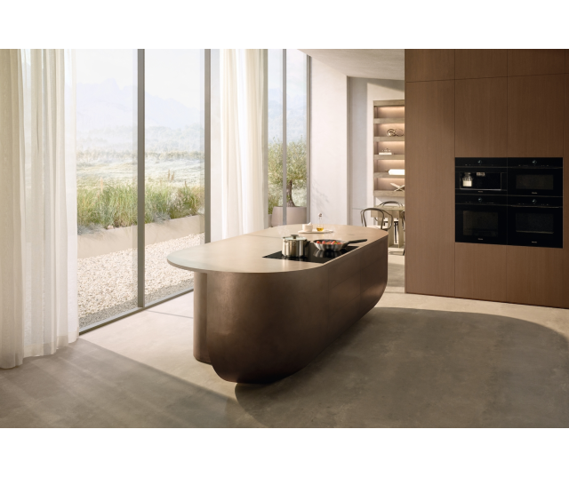 Miele KM 8895 FL inductiekookplaat in moderne keuken met eiland zonder personen