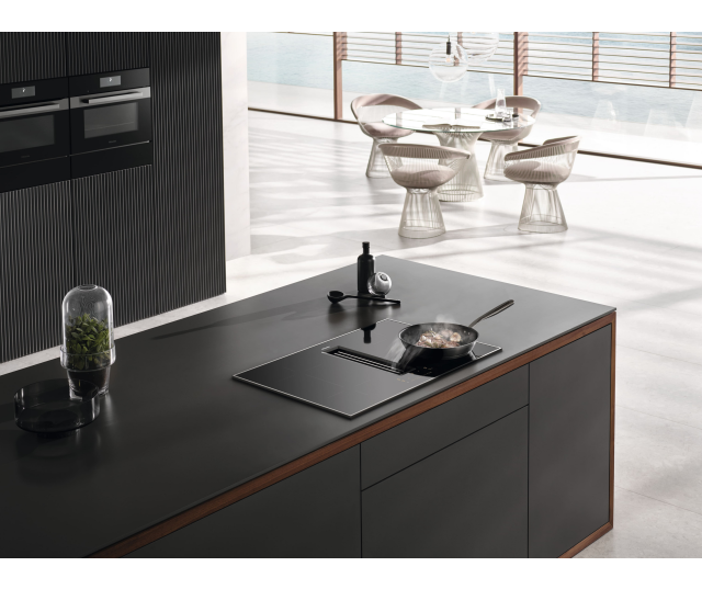 Miele KMDA 7473-1 FR Silence inductie kookplaat met afzuiging ingebouwd in keukeneiland met pan op kookzone