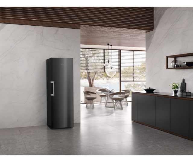 Miele KS4783DD koelkast in keukensituatie vrijstaand naast donkere keukenmeubels