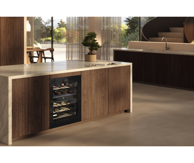 Miele KWTUS7096E wijnkoelkast ingebouwd in houten keukeneiland onder aanrecht in moderne keukenomgeving