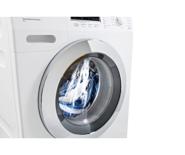 Het PowerWash systeem in de Miele WKM 130 WPS zorgt voor een aanzienlijk beter wasresultaat door directe besproeiing