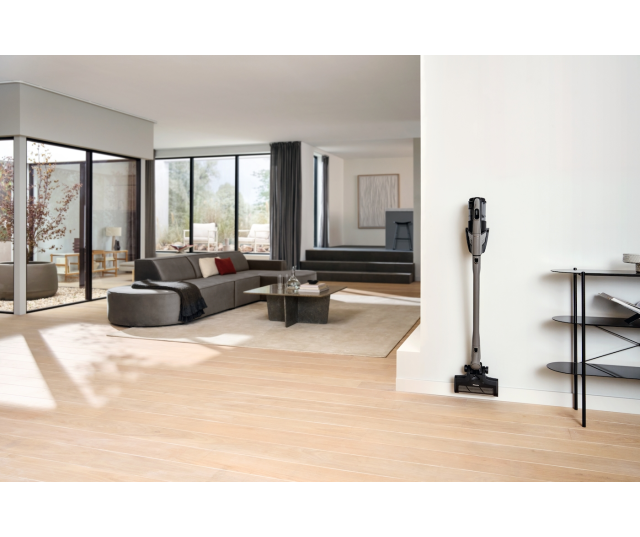 Miele TriflexHX3Hardfloor gebruikt in moderne woonkamer tegen witte muur