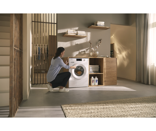 Miele WSA123 WCS in gebruik met persoon die de deur opent in huiselijke omgeving
