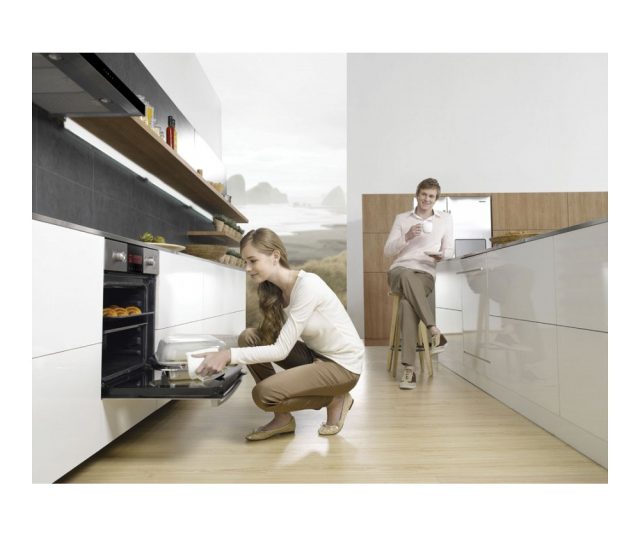 Het design van de SAMSUNG inbouwoven NV9785BJPSR is strak en fraai te combineren