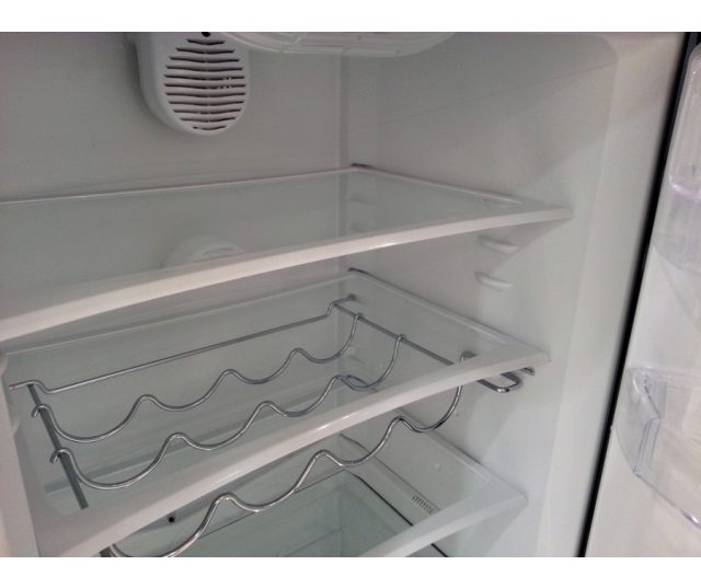 Foto van de binnenzijde van de PELGRIM beige koelkast PKV188BEI