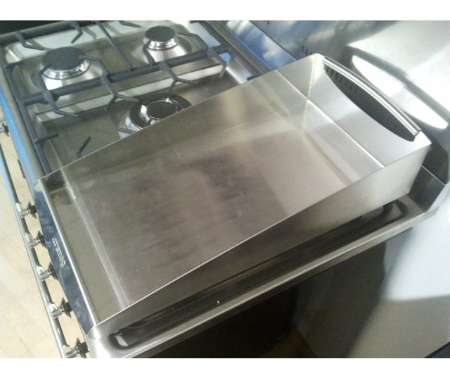 De Smeg PPX6090 is gemaakt uit diverse lagen roestvrijstaal en heeft een gewicht van ongeveer 9 kg.