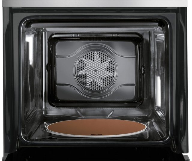 De Smeg PRTX pizzasteen kan onderin de oven geplaatst worden of op een rooster