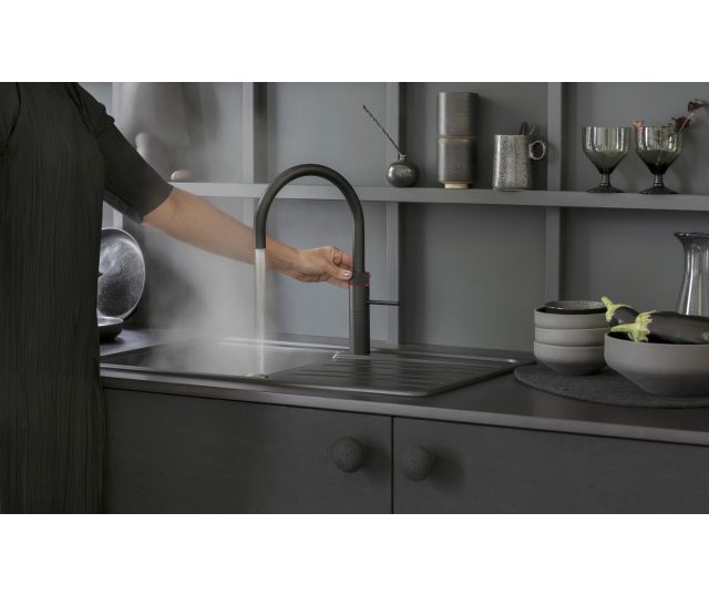 De Quooker COMBI+ & CUBE Flex is tegenwoordig ook met een zwarte keukenkraan leverbaar