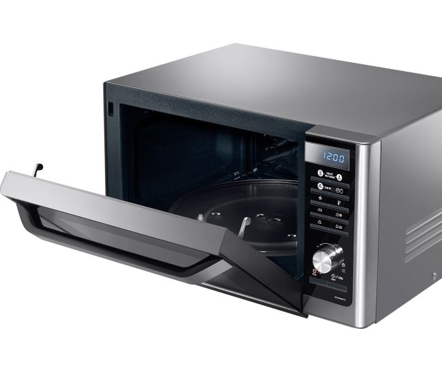 De Samsung MC32F606TCT heeft een RVS behuizing en een zwarte klep