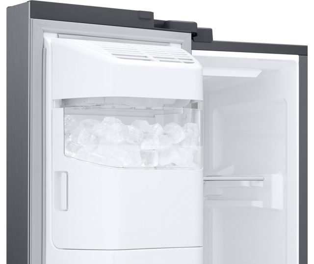 Zeer praktisch is de ijsblokjesmachine die verplaatst is naar de deur en daardoor minder ruimte inneemt.