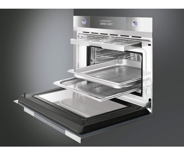 De Smeg SC45V2 heeft een reservoir aan de bovenzijde waardoor een brede binnenruimte overblijft. Zeer praktisch met grote schalen e.d.
