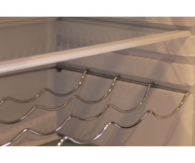 Het interieur is uitgevoerd met in hoogte verstelbare draagplateaus en een chromen flessenrek