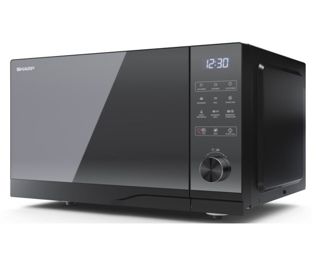 Sharp YC-GC52BE-B magnetron driekwart aanzicht met gesloten deur en controlepaneel