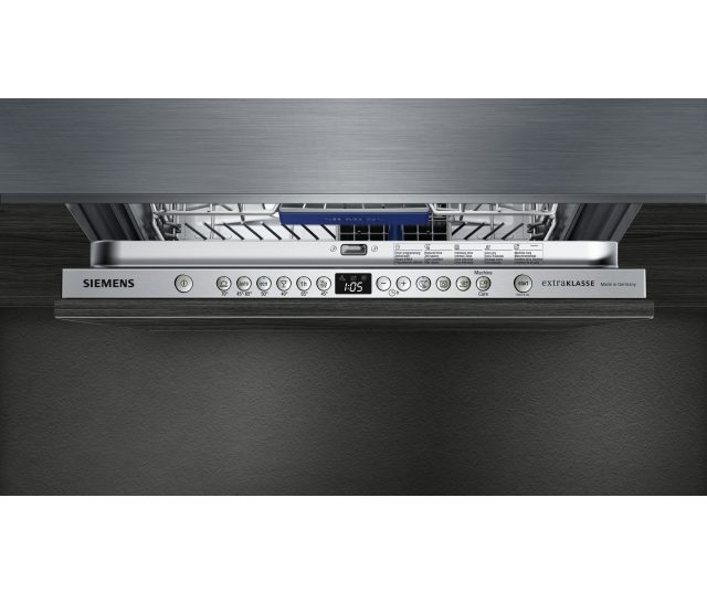 De Siemens SN636X08IE heeft het bedieningspaneel op de bovenrand van de deur