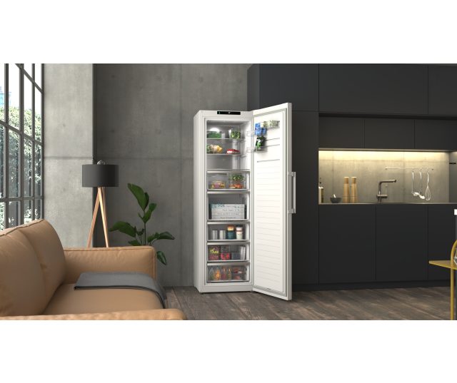 Siemens GS36NVWDG vrieskast open in keukensituatie met gevulde laden, schappen en deurrekken zichtbaar