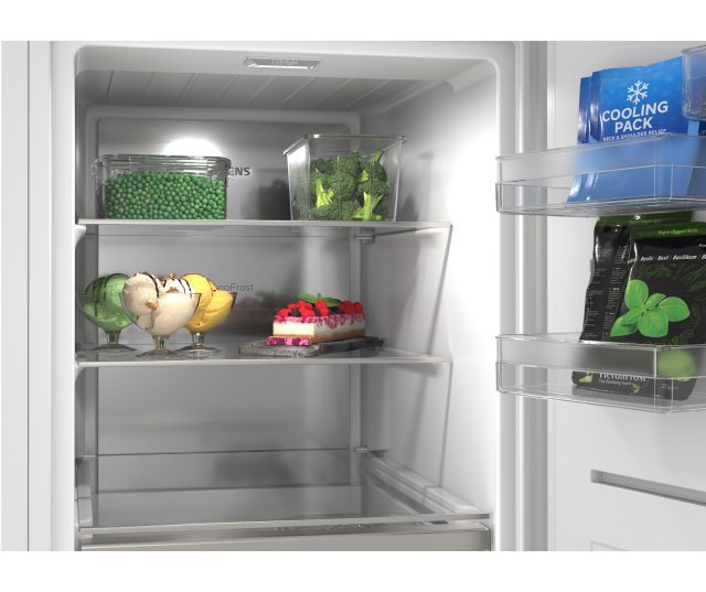 Siemens GS36NVWDG vrieskast interieur bovenste schappen met bevroren groenten, ijs en taart plus deurrekken