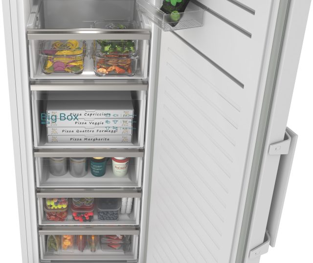 Siemens GS36NVWDG vrieskast detail middengedeelte met transparante laden waaronder Big Box lade gevuld met diepvriesproducten