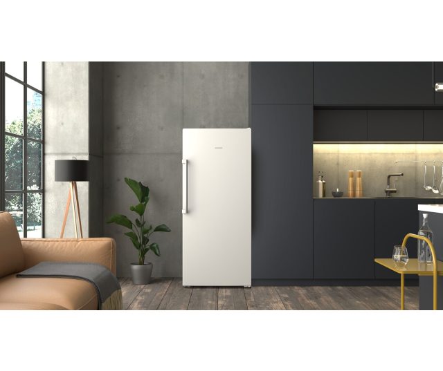 Siemens GS51NEWCM vriezer in moderne keuken, deur open met inhoud zichtbaar