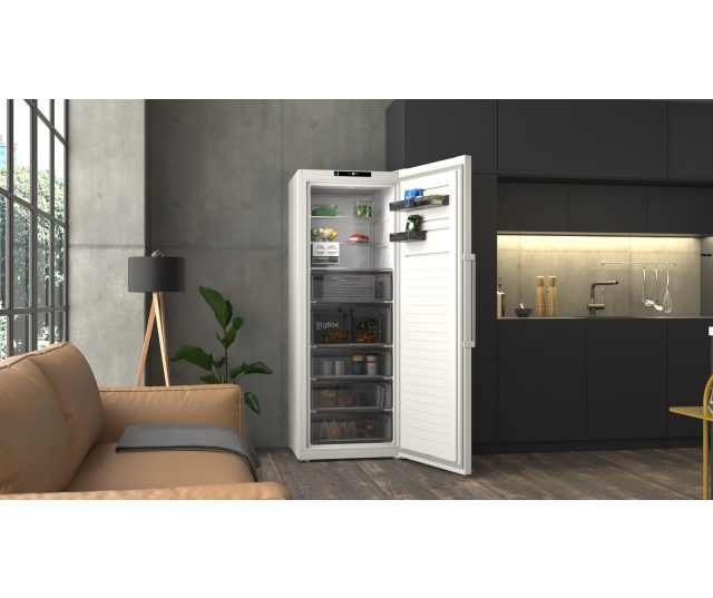 Siemens GS56NEWCM met geopende deur, koelkast interieur met leggers en dozen zichtbaar