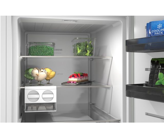 Siemens GS56NEWCM koelkast met geopende deur, NoFrost technologie, groentevakken en leggers