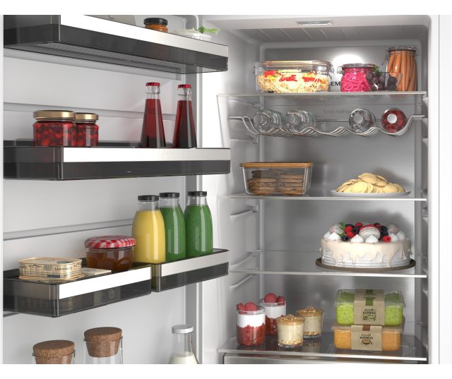 Siemens KS36NEWCM koelkast interieur close-up met glasplateaus, flessen, potten en taart