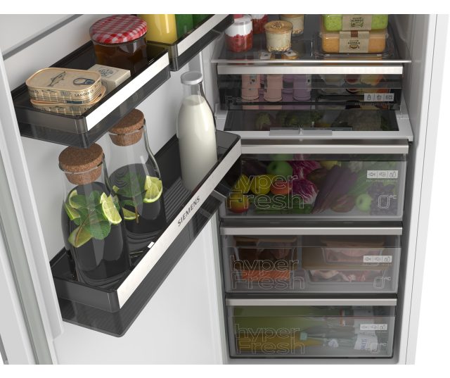 Siemens KS36NEWCM koelkast detail HyperFresh-lades met groenten vlees en deurrekken met karaffen