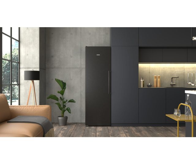 Siemens KS36NEXCM koelkast in moderne keuken ingebouwd tussen kasten
