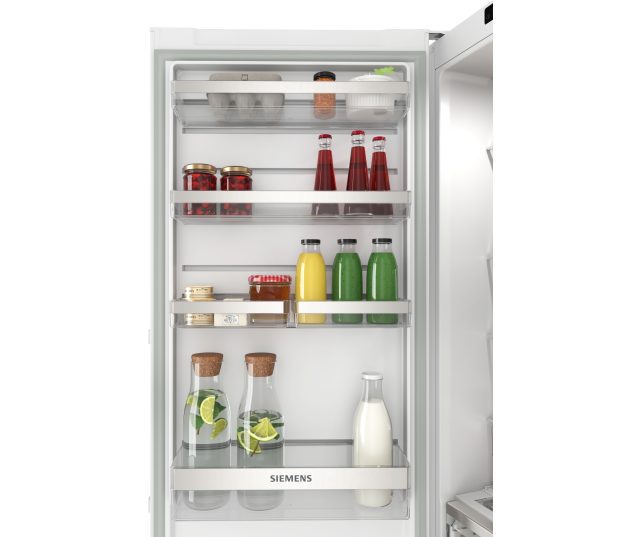 Siemens KS36NVWDG koelkast deur binnenzijde gevuld met flessen sappen potten en melk op deurrekken