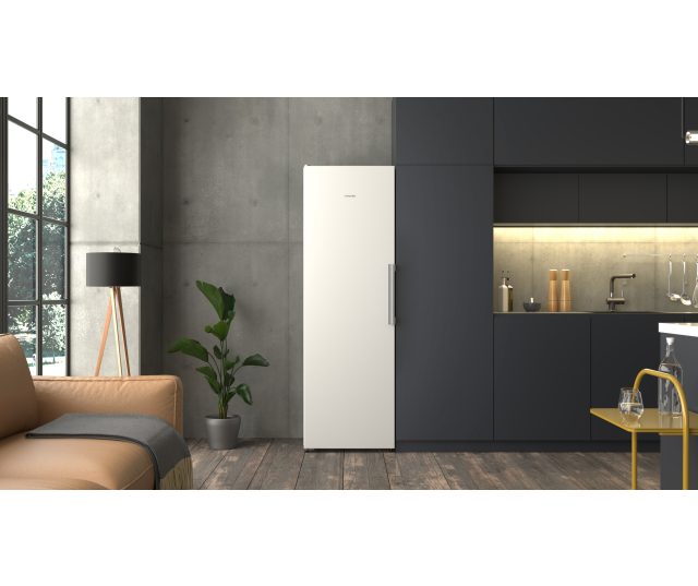 Siemens KS36NVWDG vrijstaande koelkast wit geplaatst in moderne woonkeuken met donkere kasten