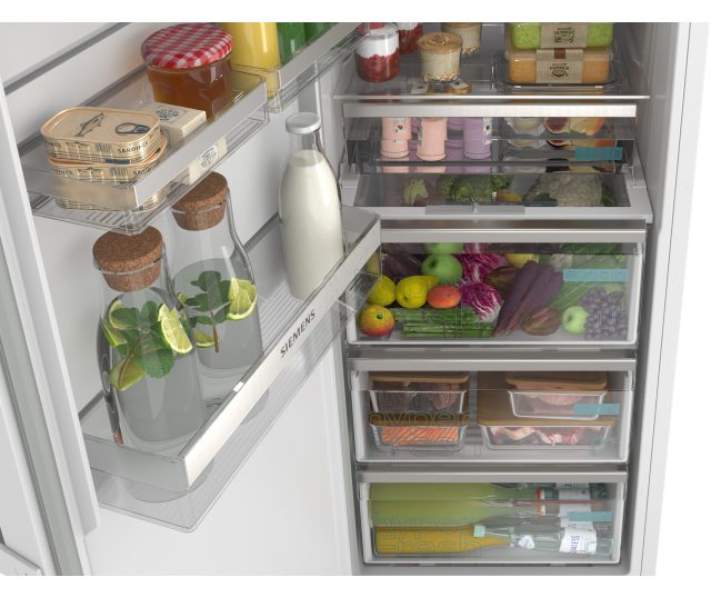 Siemens KS36NVWDG koelkast close-up interieur onderzijde met groente- en hyperFresh-laden gevuld met etenswaren