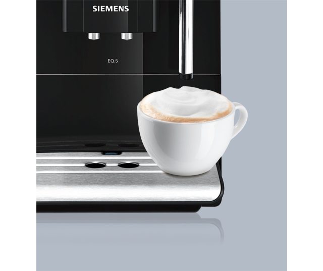 De Siemens TE501205RW koffiemachine is voorzien van creamer en een keramische maler