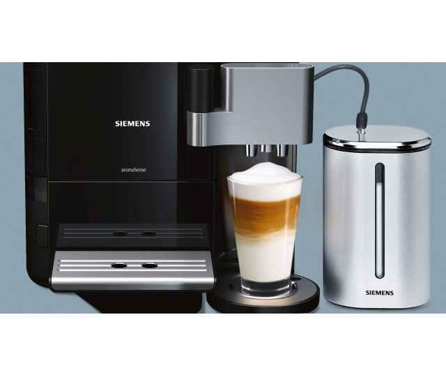 De Siemens TE717209RW koffiemachine zwart wordt geleverd met geisoleerde melkcontainer voor het beste merlkschuim