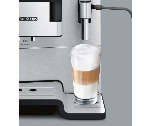 De Siemens TE806201RW koffiemachine rvs is zelfs geschikt voor hoge latte machiato glazen