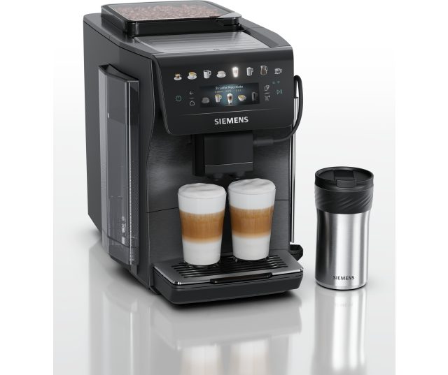 Siemens TP607EF5 volautomatische koffiemachine schuinaanzicht met twee latte macchiato en een Siemens thermosbeker