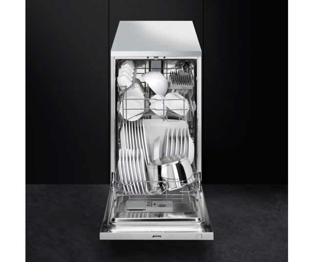 Foto van de binnenzijde van de Smeg LSA4525X vaatwasser