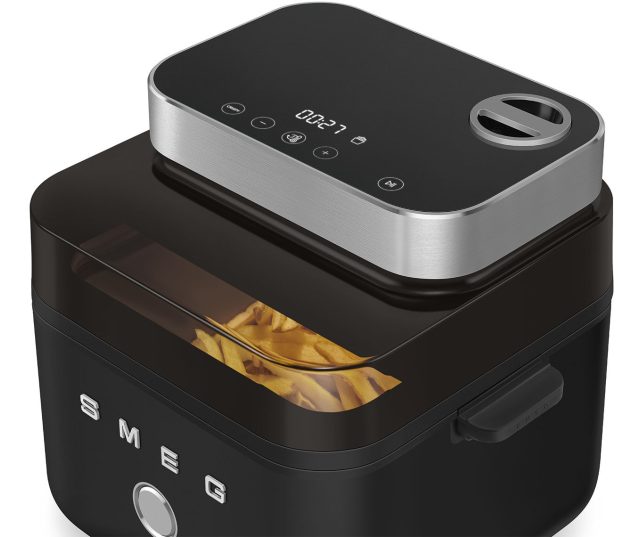 Smeg AFC01BLMEU airfryer schuin aanzicht met geopende deksel en zichtbaar frituurmand met patat en zalm