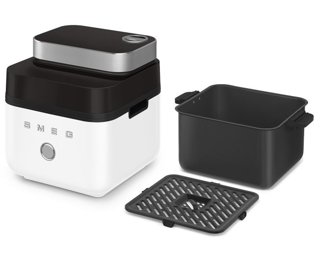 Smeg AFC01WHMEU airfryer onderdelen uitgelegd - apparaat, binnenkorf, kruimelbak en roosterinzet