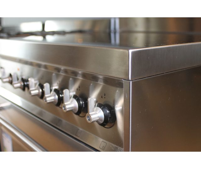 De Smeg C6IMX8 is voorzien van vier inductie kookzones welke door middel van knoppen bediend worden